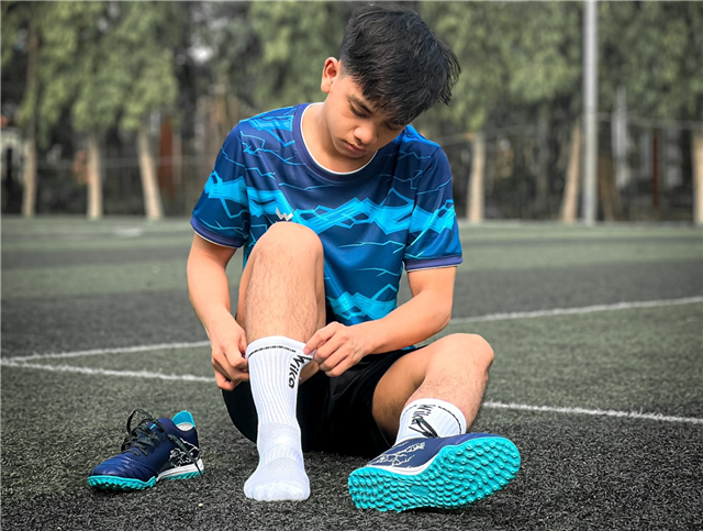 Cách xử lý chuẩn nhất khi đá bóng bị bong gân