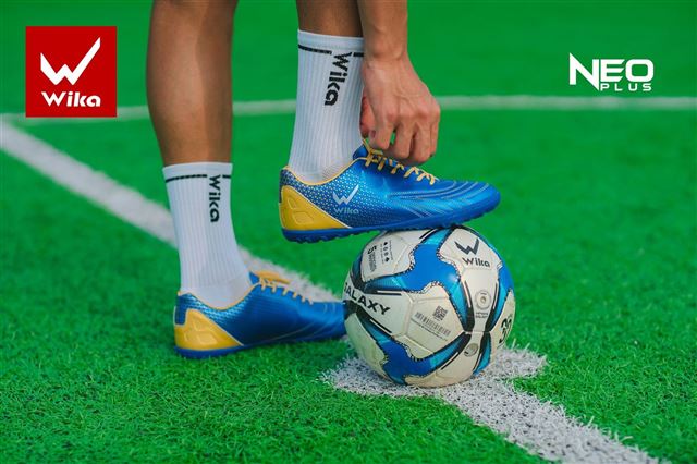 Cách khắc phục khi giày đá bóng bị chật mũi và chật ngang