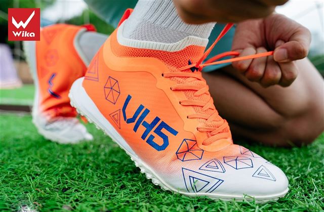 Giày bóng đá chống nước có những ưu điểm vượt trội gì?