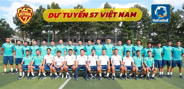 Đội tuyển sân 7 Việt Nam tập luyện cùng các mẫu áo Wika