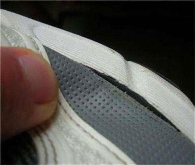 Tại sao giày bóng đá bị hở mũi sau một thời gian?