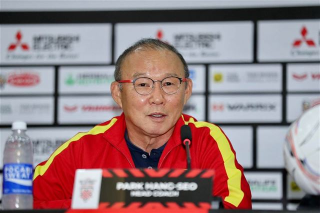 HLV Park Hang Seo: “ĐTQG Việt Nam sẽ cố gắng thắng trên sân khách”